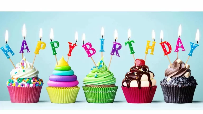 Cupcakes with happy birthday candles